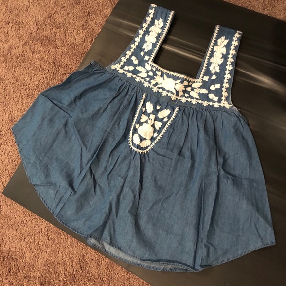 Short top never been worn like bran new - Picture 2 of 2